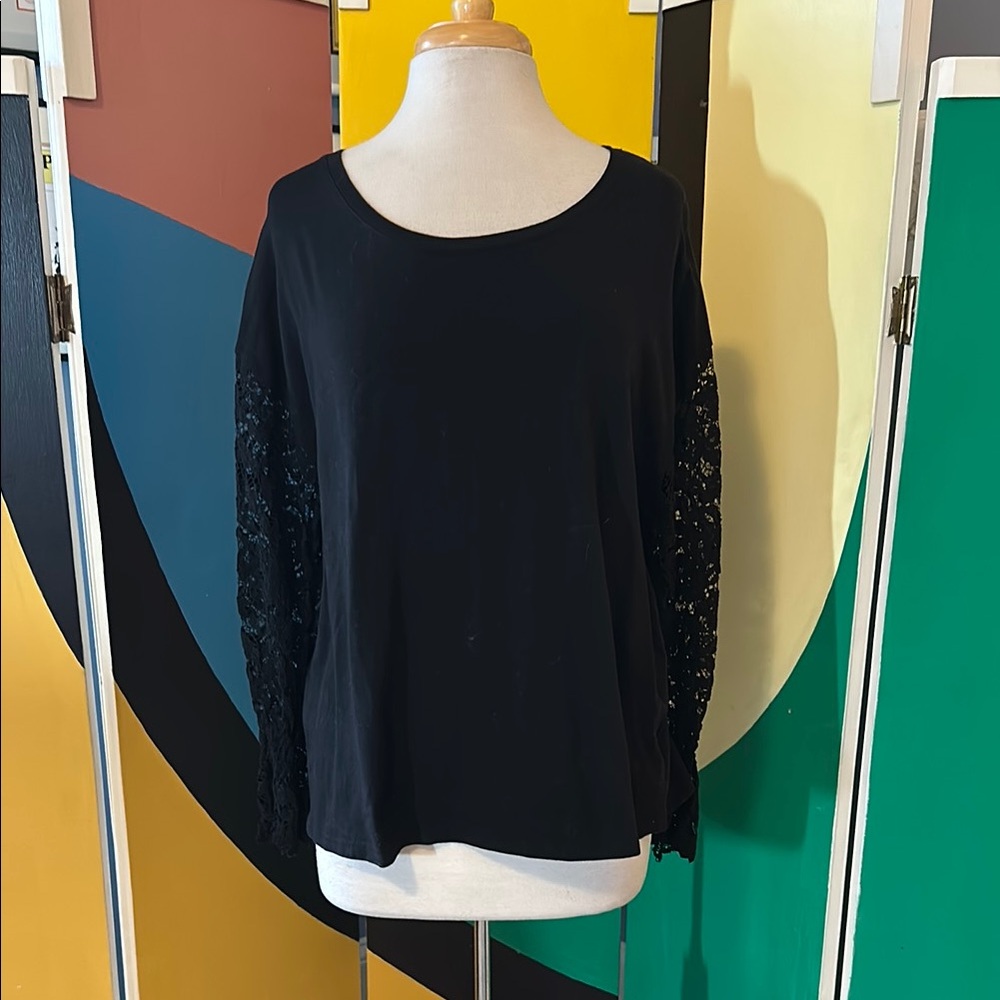 “Curve appeal” black cotton round neck t-shirt w/ long lace ruffle sleeve